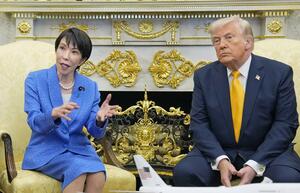 ホワイトハウスで行われたトランプ米大統領(右)との会談で、記者団の質問に答える高市首相=19日、ワシントン(共同)