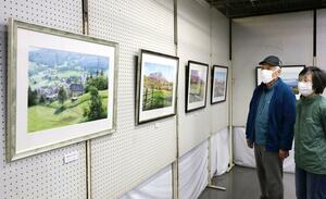 色彩豊かな水彩画を楽しむ来場者＝２８日、佐渡市新穂瓜生屋