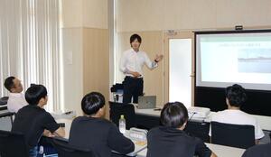 特別講義で語る坂上熙英さん=3日、新潟市北区の新潟医福大