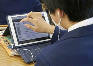 デジタル教科書を使って授業に臨む生徒=2024年2月、茨城県守谷市(画像の一部を加工しています)