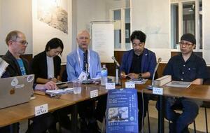 記者会見する南極・南大洋連合の創設者ジム・バーンズ氏(中央)=11日午後、広島市