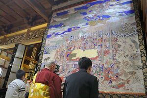 公開された善乗寺の涅槃図=2月15日、出雲崎町羽黒町