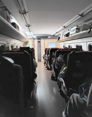 緊急停止した新潟行きの上越新幹線の車内。一時、照明、冷房が消えた＝８日午後１０時半ごろ、高崎駅上毛高原駅間