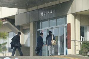 村上市役所に入る経済産業省資源エネルギー庁の担当者=1月31日