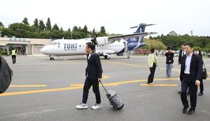 トキエアが旅行代理店の関係者らを乗せて運航した神戸-佐渡のチャーター便=5月、佐渡空港