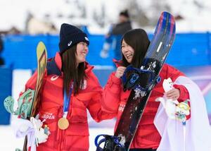 女子スロープスタイルの表彰式を終え、笑顔を見せる金メダルの深田茉莉(左)と銅メダルの村瀬心椛=リビーニョ(共同)