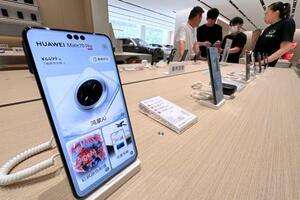 商業施設内の店舗に並ぶ華為技術(ファーウェイ)のスマートフォン=1日、北京(共同)
