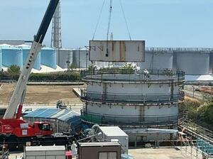 東京電力福島第1原発で汚染水を保管していたフランジ型タンクのうち、最後の1基の解体作業=5月(同社提供)