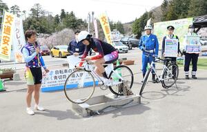 ながら運転や信号無視を実演する加瀬加奈子選手（左）と松﨑光優選手＝９日、弥彦村