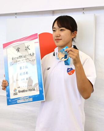 銅メダルを手にした沖野星＝滋賀県東近江市
