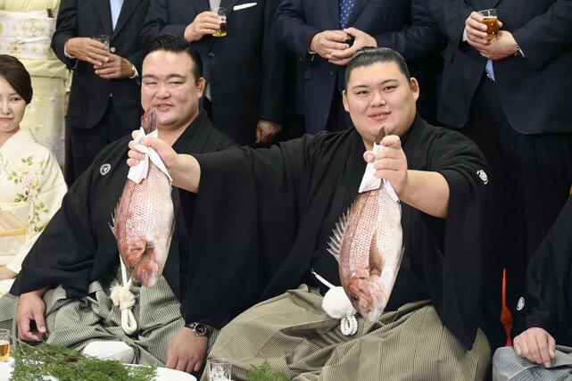 大関昇進の伝達式後、タイを手にする大の里。その左は二所ノ関親方