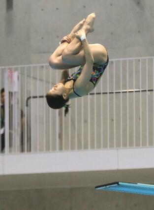 女子板飛び込み２位だった加藤梨央奈（新大付長岡）の３回目＝金沢プール