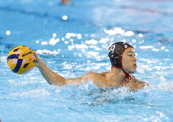 日本－ハンガリー　第４ピリオド、プレーする新田一景＝パリ郊外（共同）