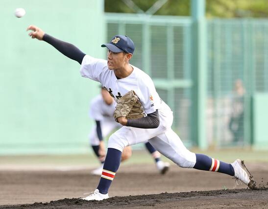 敦賀-日本文理 敦賀打線を八回2失点に抑えた日本文理の先発丸山慶人=福井フェニックススタジアム