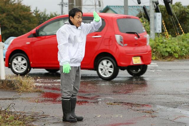 比例復活で当選を果たし、有権者に手を振る自民党の斎藤洋明さん＝１０月２８日、新発田市鳥潟の加治大橋周辺