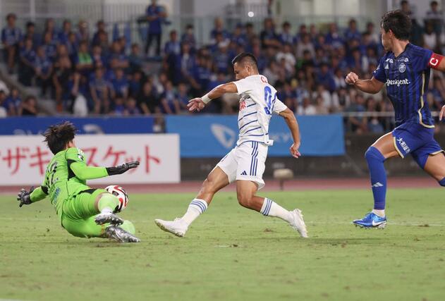 町田ー新潟　後半、ＦＷ小野裕二がシュートを放つ＝Ｇスタ（写真映像部・永井隆司）