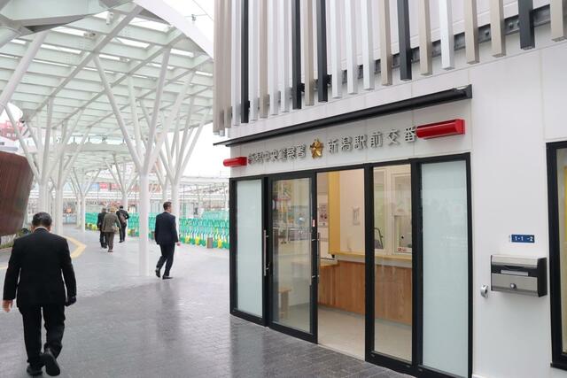 万代広場に設置された新潟中央署の新潟駅前交番=10日、新潟市中央区