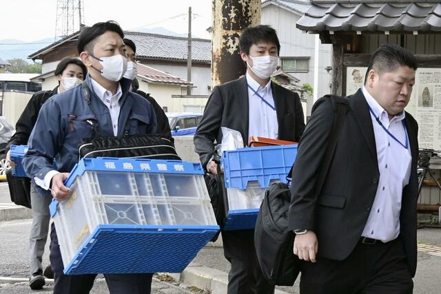 「蒲原鉄道」の家宅捜索に入る福島県警の捜査員＝８日午前、五泉市村松