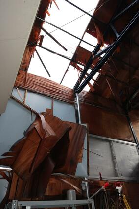 突風被害を受けて壊れた納屋の屋根＝１１日、上越市清里区上稲塚