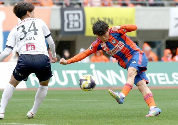 新潟-横浜FC 後半、FW矢村健がシュートを放ち、ネットを揺らしたがノーゴール判定=4月13日、新潟市中央区清五郎のデンカビッグスワン
