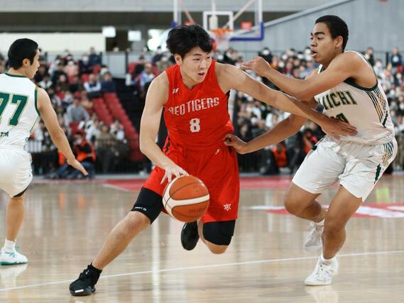 第１クオーター、ドライブを仕掛ける開志国際の高野拓泉