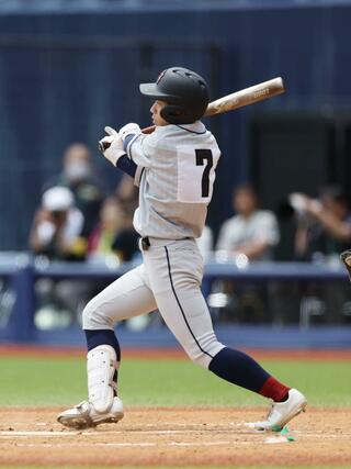 長野商業－関根学園　９回関根学園２死二塁、高木愁也が適時打を放つ＝エコスタ