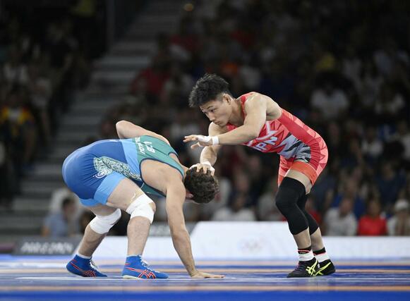 男子フリー７４キロ級決勝　ウズベキスタン選手と対戦する高谷大地＝パリ（共同）