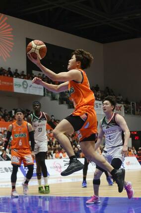 新潟－岐阜　第２クオーター、長尾光輝が決めて２２－２６＝アオーレ長岡