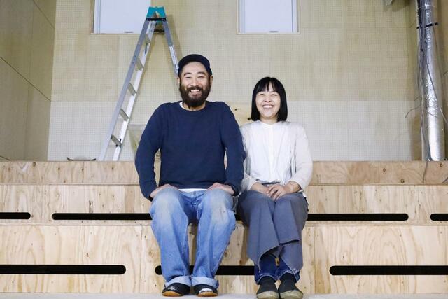 準備中のミニシアター「ル・シネマ・キャトル」の館内に座る斉藤裕樹さん（左）と富士子さん夫妻＝北海道東川町