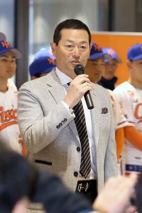 出陣式でファンにあいさつする桑田真澄ＣＢＯ＝１２日、新潟市中央区