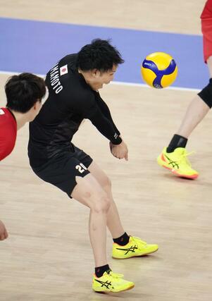 日本－イタリア　第１セット、レシーブする山本＝パリ（共同）