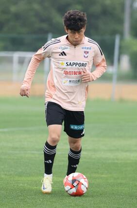 練習に汗を流すFW谷口海斗=聖籠町