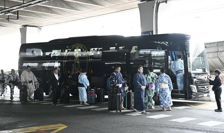 大相撲パリ公演に向け、フランスのシャルル・ドゴール空港に到着しバスに乗り込む力士たち＝１０日、パリ近郊（共同）