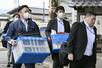 「蒲原鉄道」の家宅捜索に入る福島県警の捜査員＝８日午前、新潟県五泉市