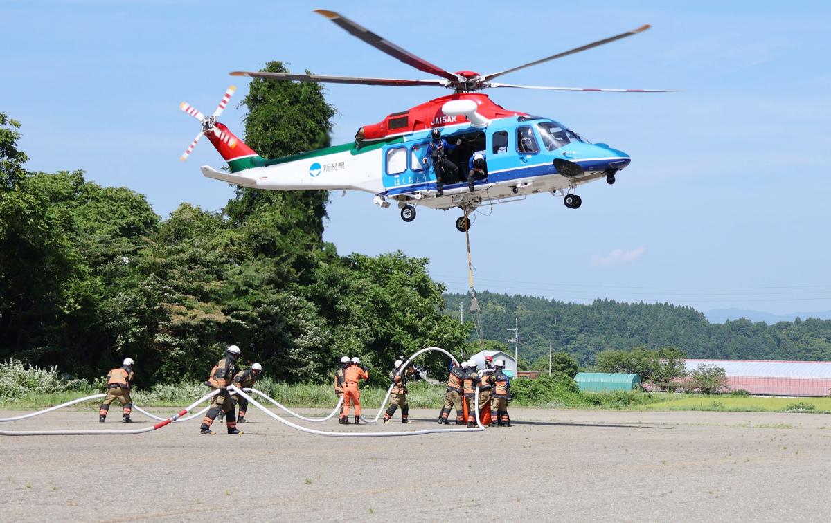 大規模山林火災に備え 長岡消防署などが合同空中消火訓練 防災ヘリへの