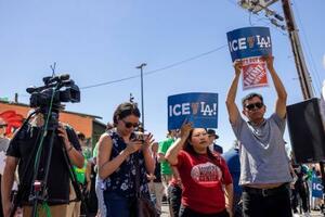 人種などに基づく移民取り締まりを当面容認した米最高裁の判断に抗議する人々=8日、ロサンゼルス(ロイター=共同)