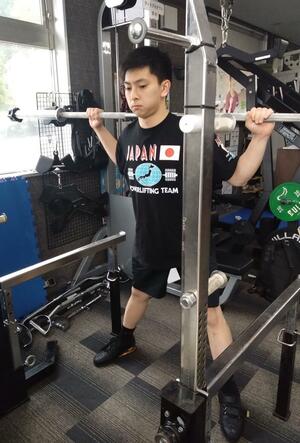 さらに上を目指し、ジムで練習に励む後藤道大さん＝佐渡市千種