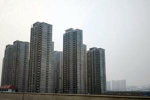 　未完成の巨大マンション群＝２３日、中国河南省鄭州市（共同）