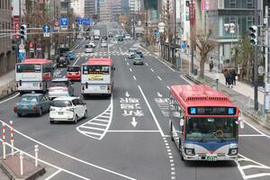 新潟市中心部を走る路線バス。全国的に運転手不足が深刻化している