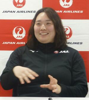 記者会見する陸上女子やり投げの北口榛花＝１４日、羽田空港