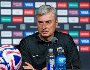 インテル・ミラノ戦を前に、記者会見する浦和・スコルジャ監督=20日、シアトル(共同)