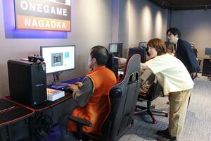 就労継続支援B型事業所「ONEGAME長岡」で、体験や見学をする利用者ら=長岡市台町1