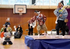 谷浜小児童が里神楽を披露した発表会=上越市有間川