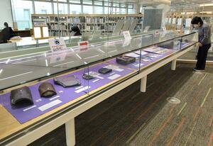 新発田城付近から出土した瓦などの展示解説会＝新発田市諏訪町１