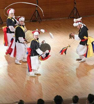 日韓の出演者が多彩なパフォーマンスを披露した「韓日ハンガウィ祭りin新潟」=新潟市中央区一番堀通町