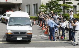 高校1年女子生徒殺害事件で、殺人容疑で逮捕された少女の送検のため長崎県警佐世保署を出る車両=2014年7月