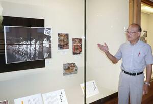 塩沢まつりの写真や絵を展示した企画展について説明する林正栄さん=南魚沼市塩沢