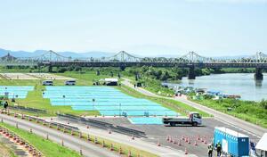 長岡花火の観覧席。信濃川河川敷にずらりと席が設けられ、夜の打ち上げ開始を待つ=8月2日午前10時過ぎ、長岡市