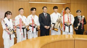 昨秋の世界大会での成績について中原市長に報告した、極真館県支部と新武会の選手たち=新潟市役所