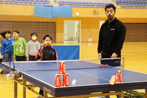 スポーツ国際交流員のジョセフ・ヌリさんが小学生に卓球を指導した教室=佐渡市窪田